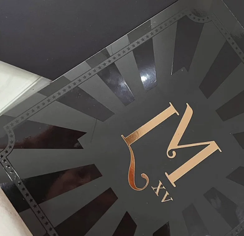 15 anos: Hot stamping e verniz localizado