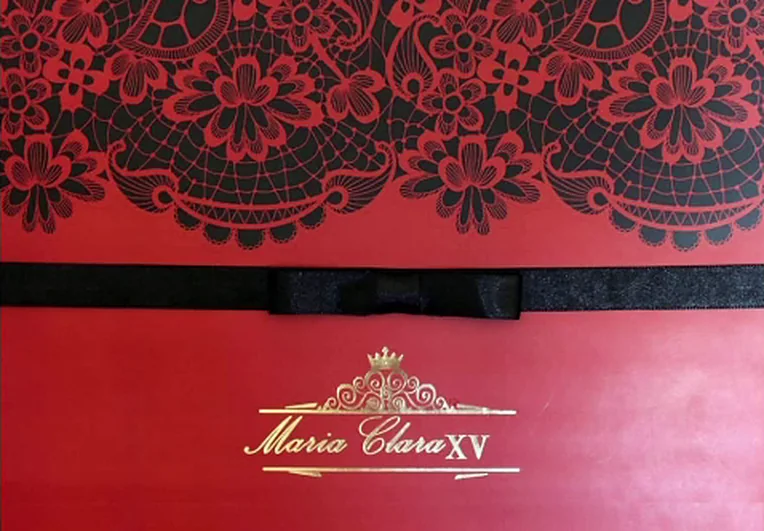 15 anos: Convite com renda e gravação dourada