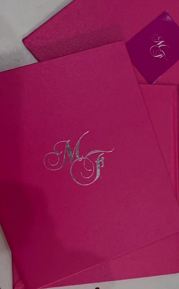 15 anos: Envelope rosa com monograma em prata